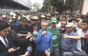 con-el-microfono-luis-aguayo-flanqueado-por-diosnel-benitez-sombrero-y-pedro-loblein-quepis-tambien-aparece-filemon-paredes-entre-o_894_573_1355886